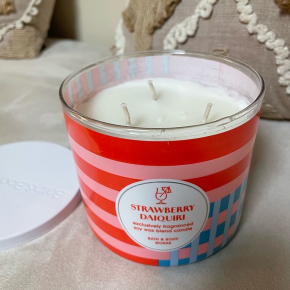 Strawberry Daiquiri Bath and Body Works 3 Wick Candle - Picture 2 of 3